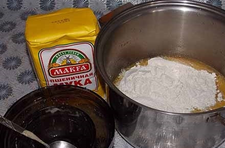 1. Этап. Пирожки с луком и яйцом на дрожжевом тесте: 3. Соедините ранее сделанную опару, жидкие ингредиенты и добавьте половину муки. Тщательно перемешайте, всыпайте после муку небольшими порциями, замешивая тесто. Накройте его чистым полотенцем и оставьте в тепле часа на 1.5-2.