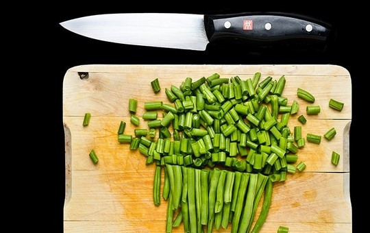 1. Этап. Салат с куриным филе, ананасом и зеленой фасолью: 5. Зеленую фасоль почистите, промойте и пробланшируйте 5 минут в кипящей подсоленной воде. Переложите фасоль в чашку с ледяной водой на 1 минуту, затем обсушите и нарежьте небольшими кусочками.