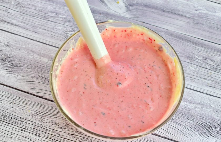 1. Этап. Творожно-клубничное мороженое с шоколадом: Соедините все ингредиенты, пробейте блендером до однородности. Перелейте творожно-клубничную массу в контейнер, закройте крышкой и поставьте в морозильник на 6-8 часов. Для получения более нежной консистенции, без льдинок, можете 2 раза в течение заморозки перемешать мороженое.