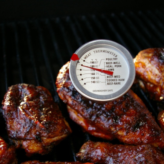 1. Этап. Курица гриль: Проверяем готовность курицы с помощью термометра. Внутри мяса должно быть примерно 74 C. Подаем к столу и наслаждаемся восхитительным вкусом!