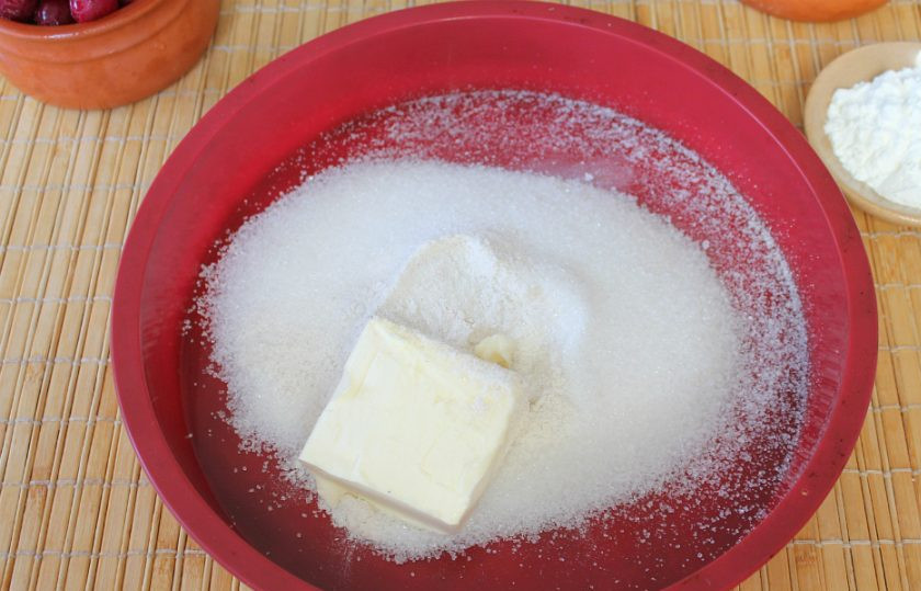 1. Этап. Пирог Крошка с вишней: Добавляем сливочное масло.