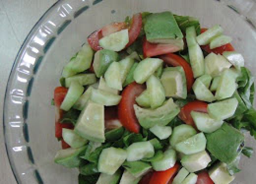 1. Этап. Американский салат со стейком: Огурцы и авокадо порезать кубиками. Добавить в миску.