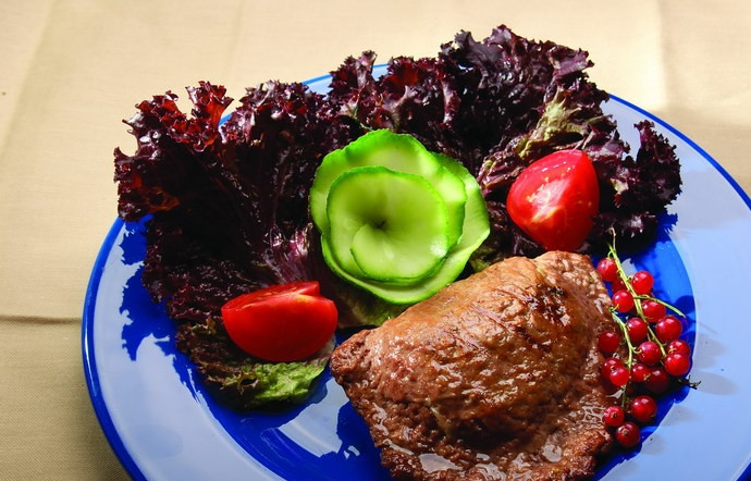 1. Этап. Мясо по-чешски: 6. Самое время отправить мясо на решетку и пожарить на углях. Если такой возможности нет, то мясо по-чешски в домашних условиях можно приготовить на сковороде. Лучше выбрать сковороду гриль. Подавать его можно с овощами или любимым гарниром.