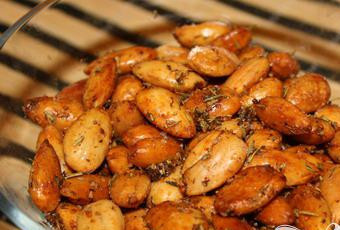 1. Этап. Простой Песто: 3. Слегка охладить прожаренный миндаль, ссыпать его в кухонный комбайн, туда же добавить чеснок, базилик, оливковое масло, мускат, соль и перец.