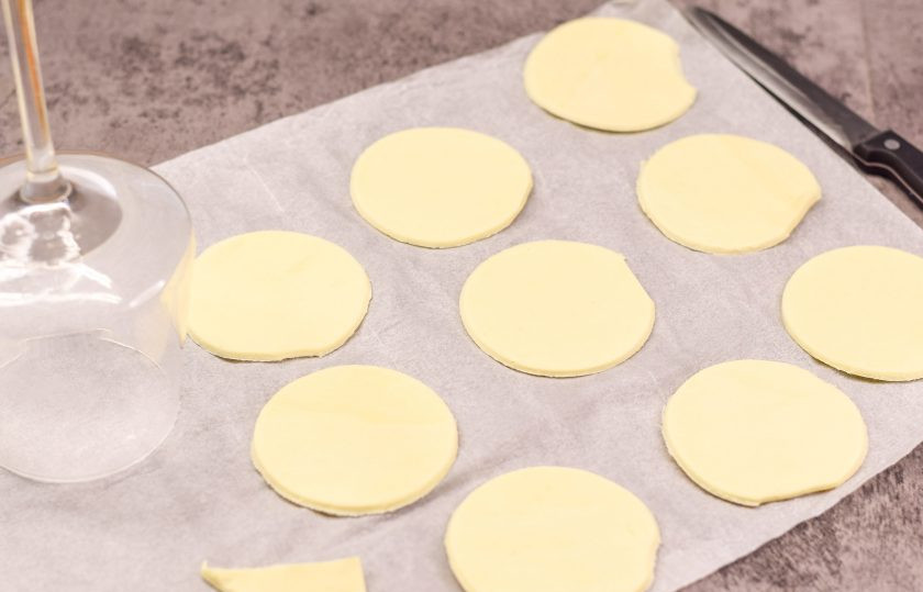 1. Этап. Закуска «Ракушки» из слоеного теста с начинкой: Слоеное тесто раскатайте немного и вырежьте небольшие по диаметру кружочки, можно при помощи бокала или стакана.