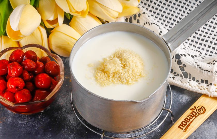 1. Этап. Панна-котта с вишней: Всыпьте желатин и перемешайте. Оставьте для набухания на 5-8 минут, затем снова перемешайте, поднимая его со дна.