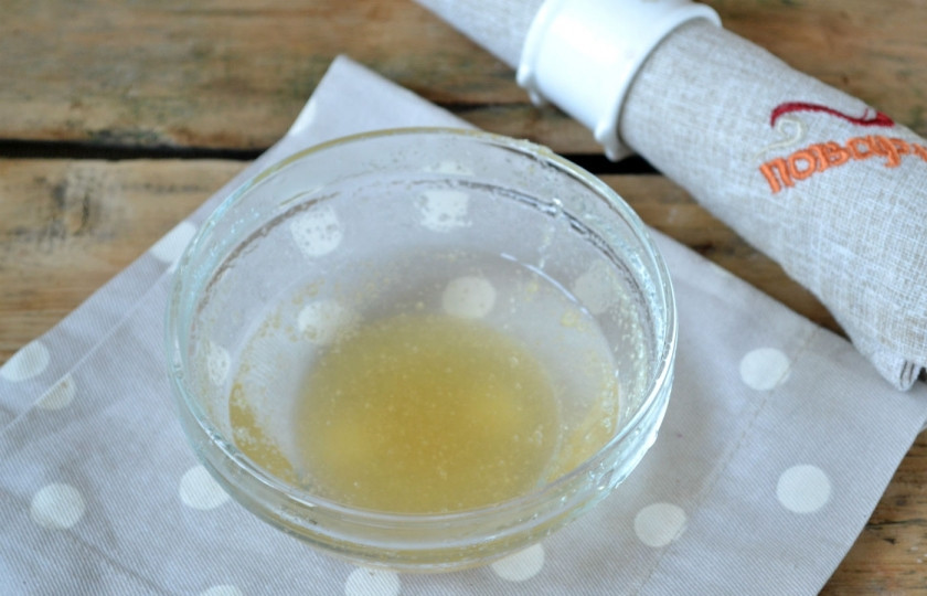 1. Этап. Десерт из кабачка: Тем временем замочите желатин в 100 мл теплой воды.