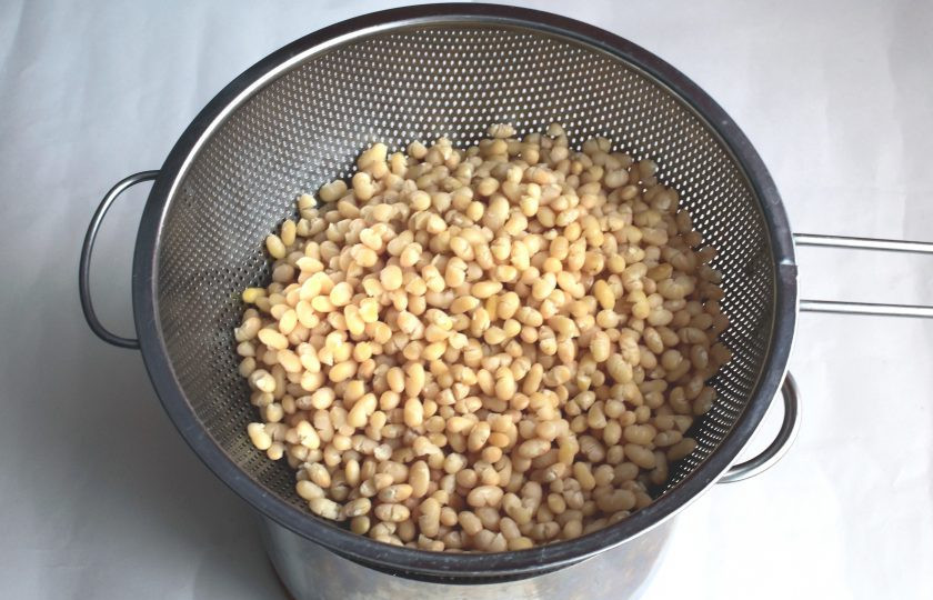 1. Этап. Риболлита: Фасоль замочите часа на 4-5. Затем залейте свежей водой и сварите почти до готовности. Откиньте фасоль на дуршлаг, отвар сохраните.