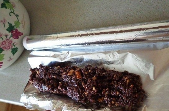 1. Этап. Сладкая колбаса из печенья со сгущенкой: С помощью фольги сформируйте сладкую колбаску.