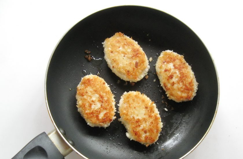 1. Этап. Куриные котлеты с горчицей: Обжарьте с обеих сторон до золотистого цвета.