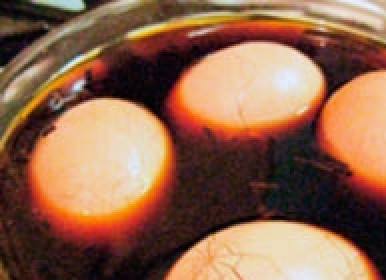 1. Этап. Яйца по-китайски: 3. Пока варятся яйца, готовим маринад: в пиалу наливаем немного воды и 3 ст. ложки соевого соуса. Добавляем 2 ст. ложки чая, 2 звездочки аниса (можно обойтись и без него), 5 бутонов гвоздики и натертую корицу. Не забываем подсолить. Сварившиеся яйца остужаем, затем постукиваем ложкой или ножом по скорлупе, чтобы на ней образовались мелкие трещинки. Кладем в маринад и оставляем на пару часов.