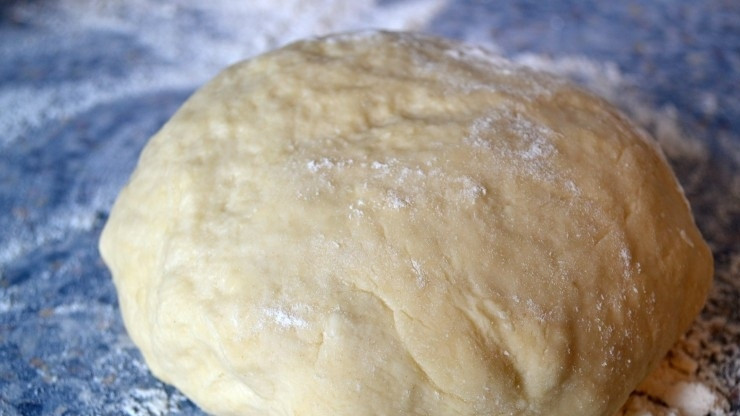 1. Этап. Маковый рулет без дрожжей: 2. Просейте муку и всыпьте ее в миску, замесите тесто. Накройте тесто полотенцем или оберните пленкой, оставьте на 20-30 минут.