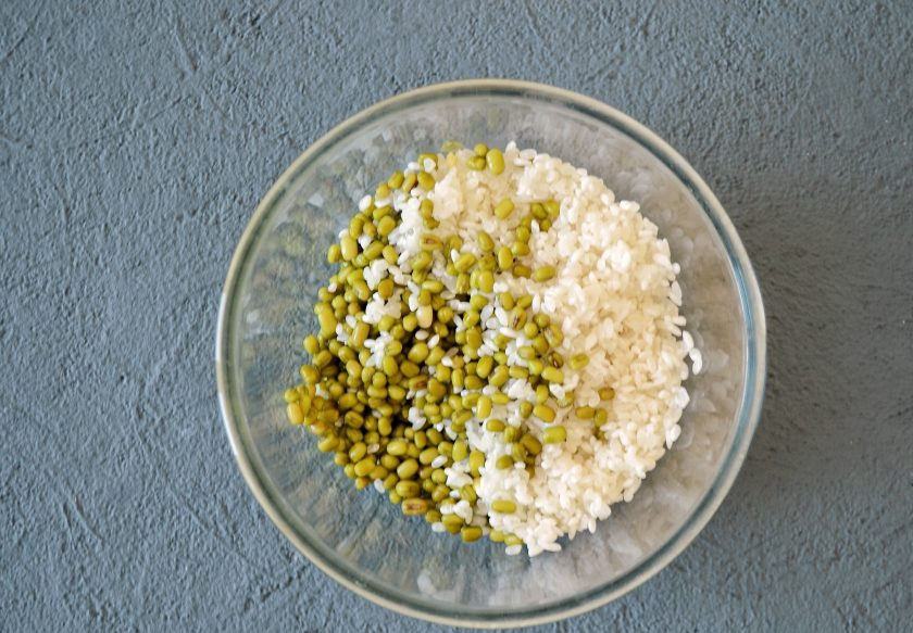 1. Этап. Кичри: Промойте маш и рис до прозрачности.