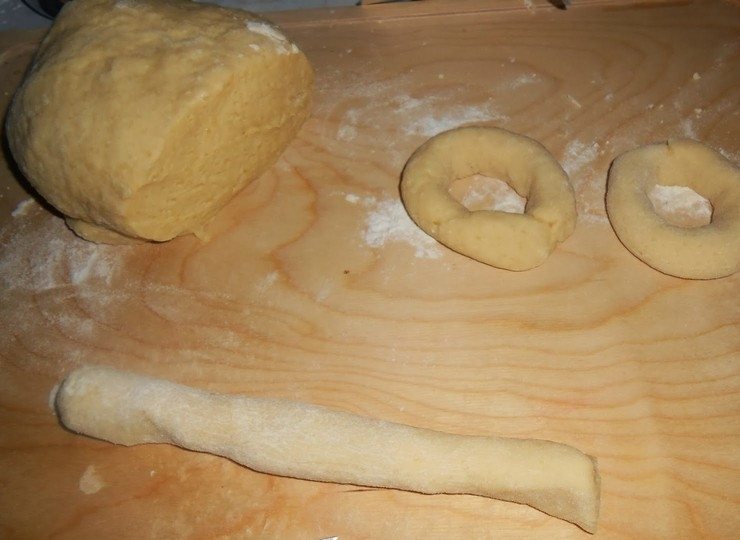 1. Этап. Картофельные пончики: 5. Тесто вымесите до однородности. Отделяя небольшие кусочки, скатайте жгутики и, соединив их концы, сделайте «бублики».