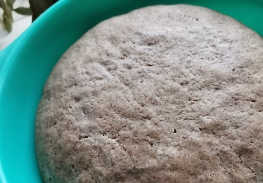 1. Этап. Формовой хлеб с сушёным луком: Поднявшееся тесто хорошо обмять.