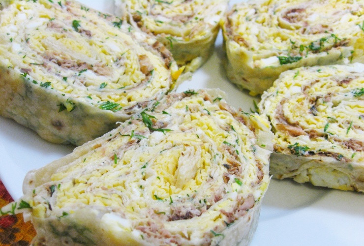 1. Этап. Рулет из лаваша с консервированной рыбой: Я обычно оставляю рулет в холодильнике на целую ночь, а утром нарезаю его на ломтики, выкладываю на тарелку и подаю закуску к столу. Приятного всем аппетита!