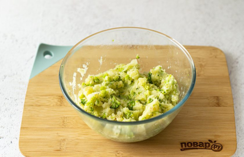 1. Этап. Овощные медальоны: Картофель разомните в пюре, добавьте соль и перец, перемешайте. Затем добавьте жареный лук и мелко порезанные овощи.