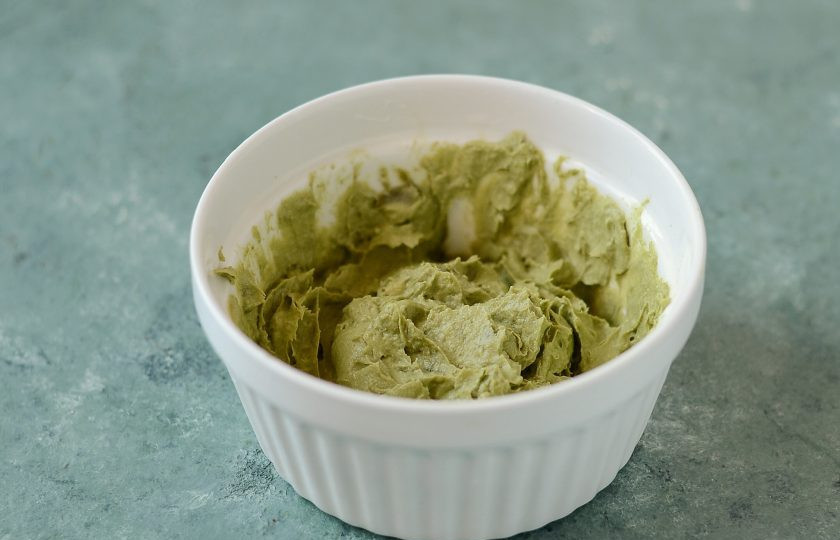 1. Этап. Печенье из урбеча: Измельчите авокадо и урбеч блендером в пюре.