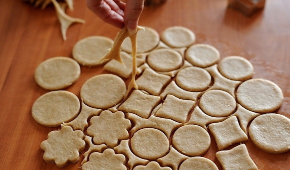 1. Этап. Печенье с кумкватом: 2. Специальными формами или стаканом вырезаю печенье, затем аккуратно снимаю остатки теста. Обрезки собираю вместе и снова раскатываю, затем опять формочками вырезаю печенье.