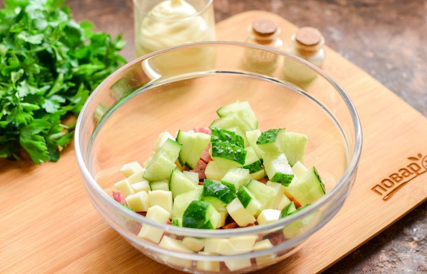 1. Этап. Салат с майонезом: Свежий огурец нарежьте небольшими кубиками и добавьте в салат.