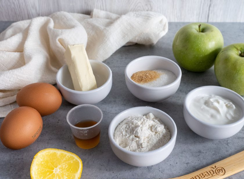 1. Этап. Пирог Неженка с яблоками: Подготовьте все необходимые ингредиенты.