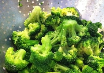 1. Этап. Крабовый салат с брокколи: Брокколи вымыть и разобрать на соцветия. Отрезать наиболее жесткие части стеблей.