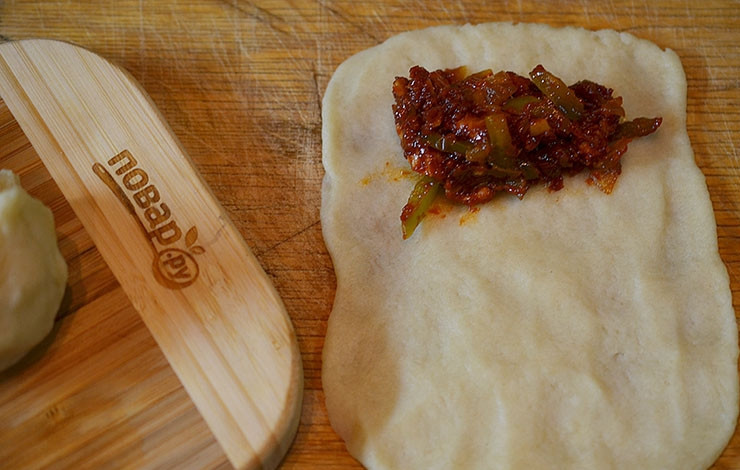 1. Этап. Закусочные трубочки с курицей и овощами: Раскатайте из кусочка теста прямоугольник. На край положите начинку.