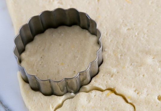 1. Этап. Треугольники из творожного теста: 3. Тесто раскатаем, вырезаем кружочки, а кружочки складываем на четыре части.