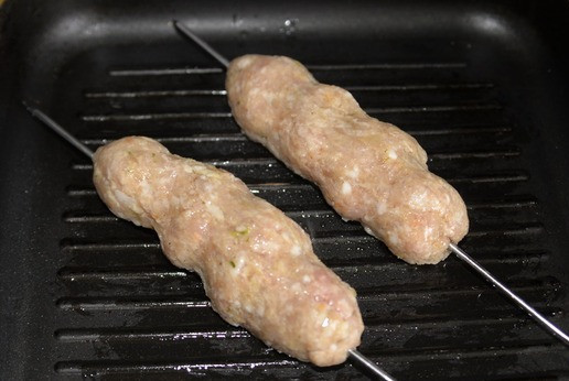 1. Этап. Люля-кебаб из индейки с пикантным соусом: Смазываем 