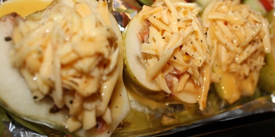 1. Этап. Груша, запеченная с креветками и сыром: 9. Осталось только разложить сверху сыр и выложить груши на противень для запекания. Отправьте груши в разогретую духовку минут на 15, пока не образуется румяная корочка. Вот и все: груша, запеченная с креветками и сыром в домашних условиях, готова. Приятного аппетита!