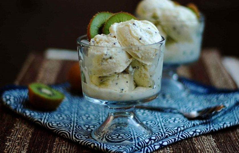 1. Этап. Мороженое с киви: 6. Дайте десерту полностью застыть в морозилке. Подавайте мороженое с фруктами. Наслаждайтесь!