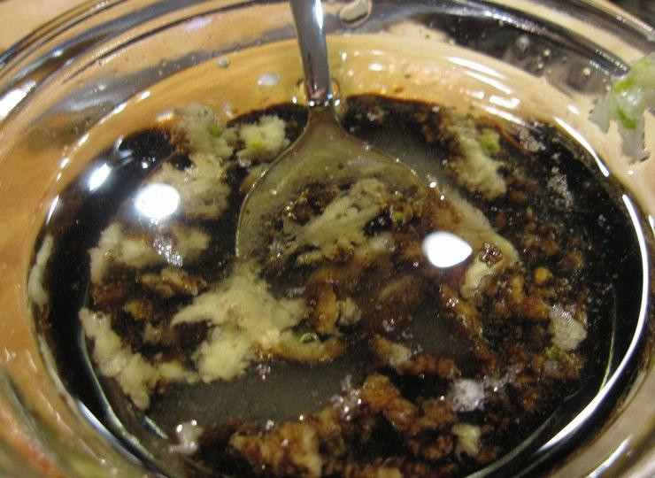 1. Этап. Салат из моцареллы и запечённых помидоров: Делаем соус - смешиваем оливковое масло, бальзамический уксус, выдавленный чеснок, соль и сахар.