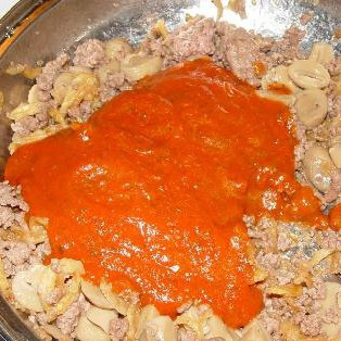 1. Этап. Пирог из спагетти: Смешиваем с соусом.