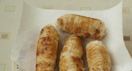 1. Этап. Рулетики из грудки курицы: Готовые рулетики выложите на тарелку, застеленную бумажными полотенцами. Таким образом вы избавитесь от лишнего жира. Удалите кулинарные нитки и подавайте рулеты к столу, нарезав их на кусочки.