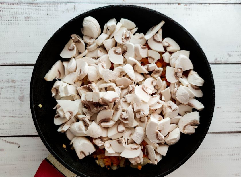 1. Этап. Печень с грибами и картошкой: Грибы хорошо помойте под проточной водой, нарежьте, выложите к овощам и жарьте 8-10 минут.