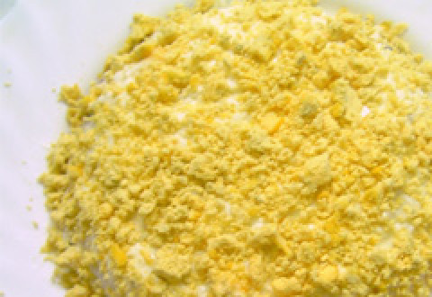 1. Этап. Салат Подсолнух с курицей: А вот теперь приступаем к самому вкусному. На дно салатницы выложите нарезанную курицу. Выложите сверху на курицу, и присолите обжаренные шампиньоны с луком. Промажьте этот слой приготовленным соусом. Можно использовать кулек с дырочкой в уголке. Налейте туда соус, затем выдавите осторожно, рисуя полоски. После, возьмите столовую ложку и размажьте его по поверхности. Следующим слоем выложите куриные белки, за ними - сыр. Не забываем, что каждый слой мы тщательно покрываем нашим 