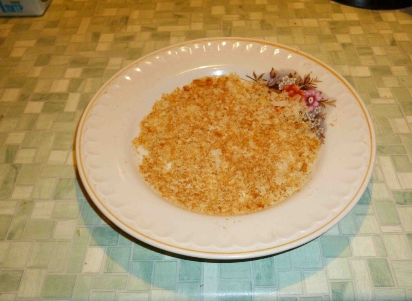 1. Этап. Немецкий шницель: В такую же плоскую тарелку высыпьте панировочные сухари. Лучше, если крупные крошки.