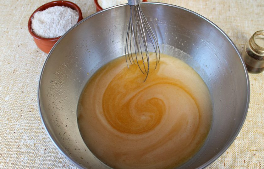 1. Этап. Медовик со сливками: Миску ставим на водяную баню, добавляем соду и перемешиваем. Масса станет однородной, немного потемнеет и вспенится.