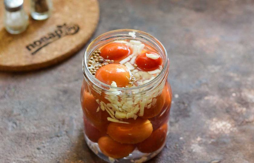 1. Этап. Помидоры Под снегом без уксуса: Залейте маринад в баночки с помидорами.