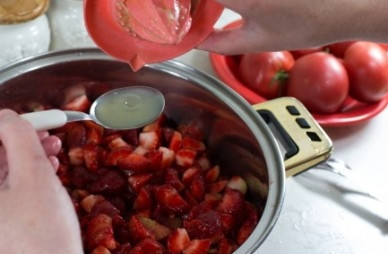 1. Этап. Клубничное варенье из крупной клубники: Затем добавьте оставшийся сахар и столовую ложку свежевыжатого лимонного сока. Можно также добавить мелко натертую лимонную цедру.