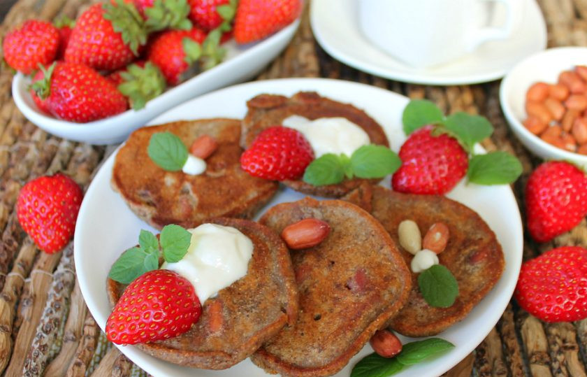 1. Этап. Оладьи из льняной муки: Оладьи из льняной муки готовы. Подаем с ягодами и сметаной. Приятного аппетита!