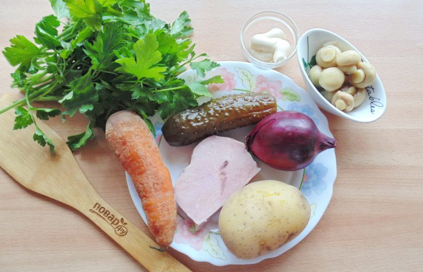 1. Этап. Салат с бужениной и грибами: Подготовьте ингредиенты для приготовления салата.