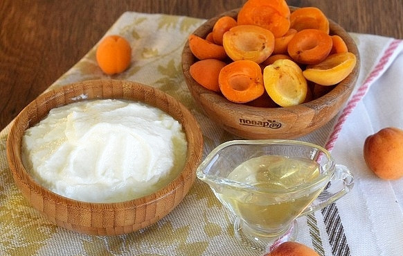 1. Этап. Десерт из свежих абрикосов: Абрикос разберите на половинки, удалите косточки.