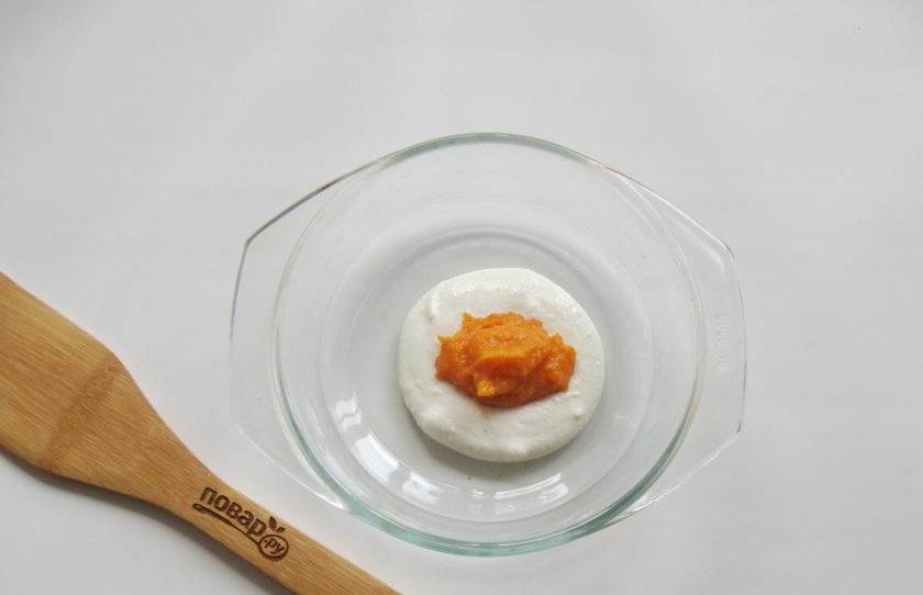 1. Этап. Запеканка с тыквой и творогом: Форму для выпечки смажьте маслом. Поочередно выкладывайте две столовые ложки тыквенного пюре и две столовые ложки творожной смеси.