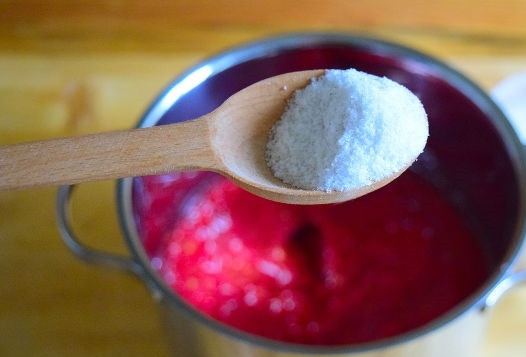 1. Этап. Салат на зиму из баклажанов: 4. Добавьте соль, сахар. Перемешайте.