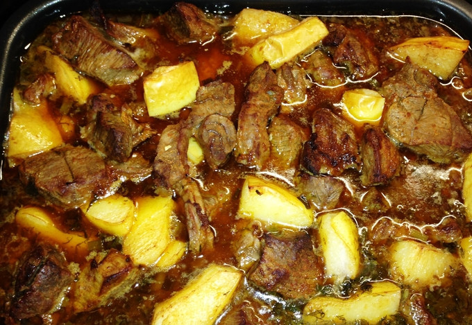 1. Этап. Козлятина, тушеная с рисом: Накройте фольгой и протушите в духовке при 190 градусах 40 минут. Затем снимите фольгу и протушите еще 40 минут. Готовое блюдо будет напоминать плов.