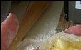 1. Этап. Печеные пирожки с яблоками: Дальше отрываем от теста кусочек размером примерно с грецкий орех и раскатываем или формируем пальцами небольшую круглую лепешку. В центр кладем чайную ложку начинки.