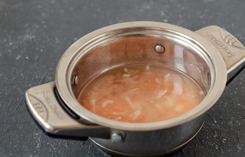 1. Этап. Детокс суп: Добавьте промытую чечевицу, налейте картофельный бульон. Варите чечевицу до полуготовности примерно 15 минут.