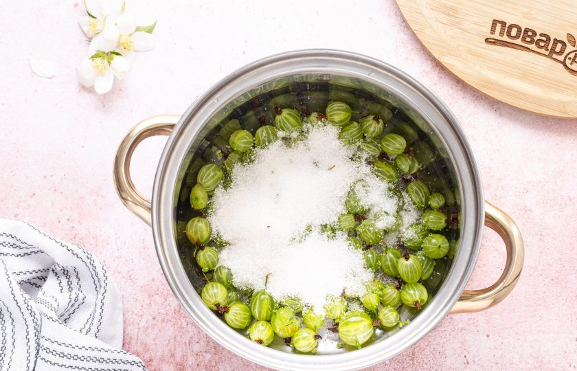 1. Этап. Квас из крыжовника: Добавьте сахар.