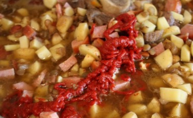 1. Этап. Суп из чечевицы с копченостями: 6. Добавьте также томатное пюре. Перемешайте и варите еще 15 минут.